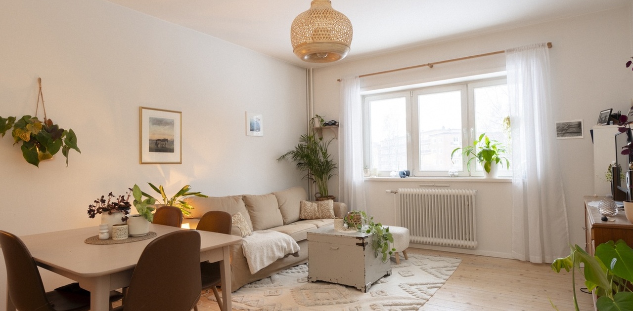 Sørovervendt stue med mye dagslys