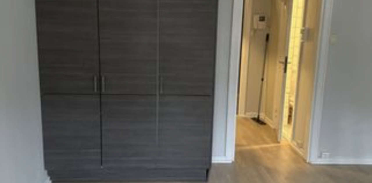 Stue-rom med stort klesskap