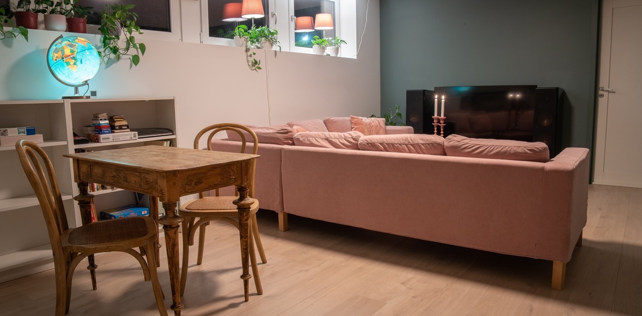 Stue med plass til spisebord.