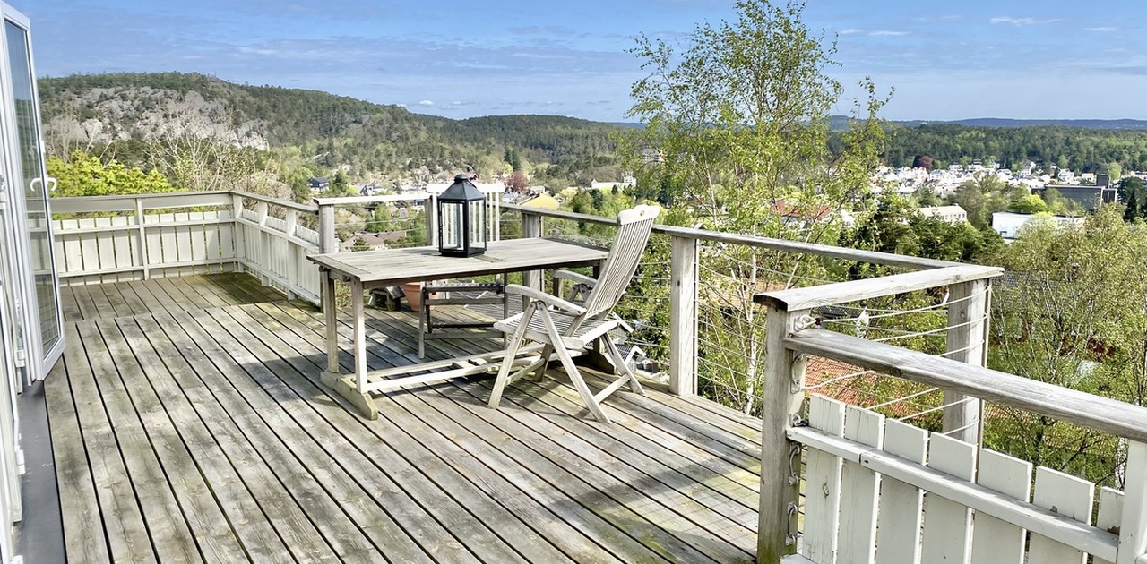 Utsikt ned til byen og Grim