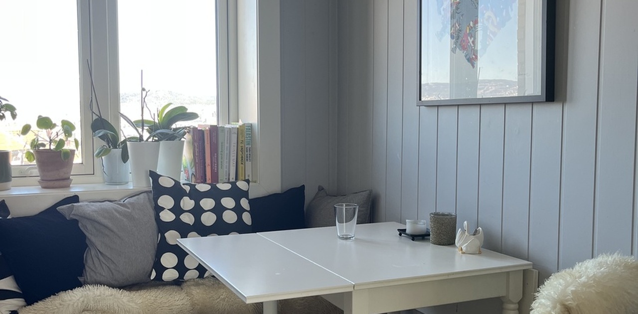 koselig spiseplass på kjøkkenet. Fra vinduet er det flott utsikt over Oslo. .