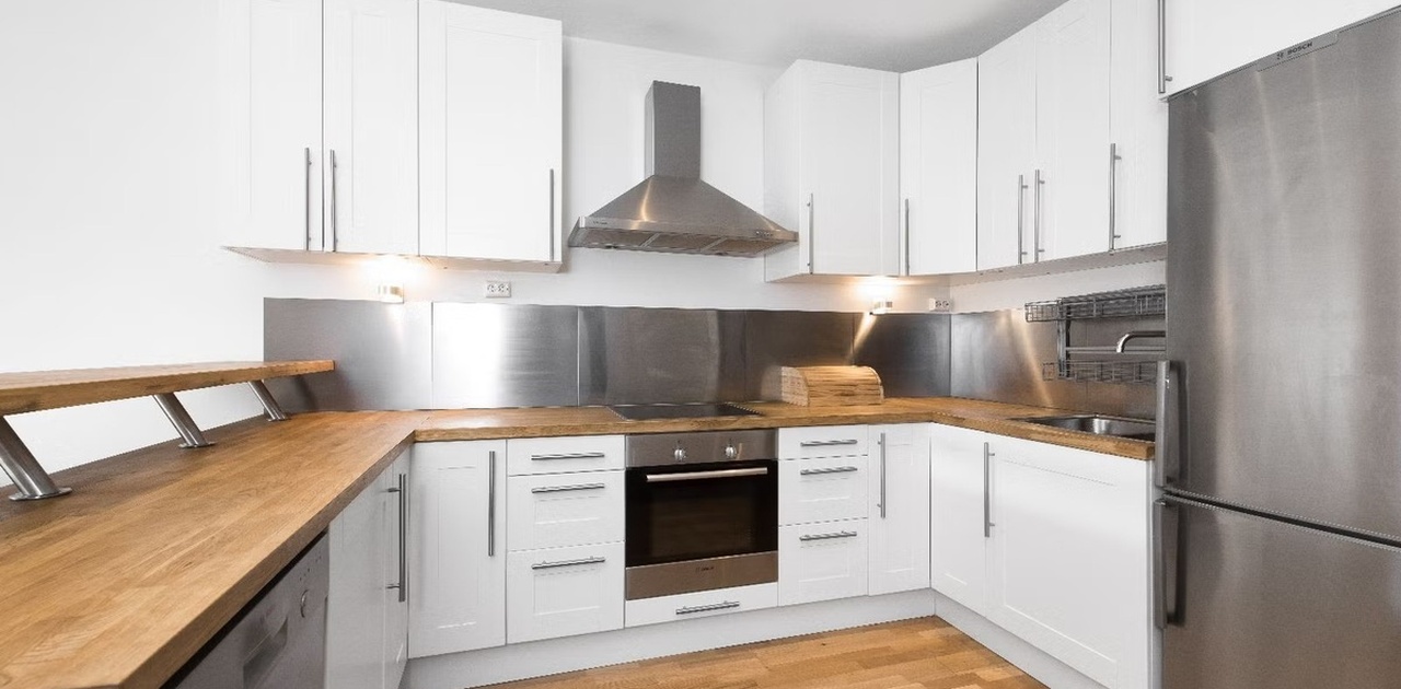 Kjøkken med rikelig av skap og benkeplass