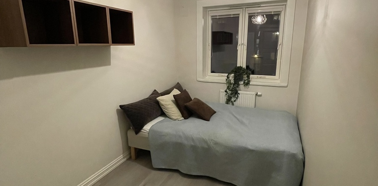 Seng og vindu mot rolig bakgård