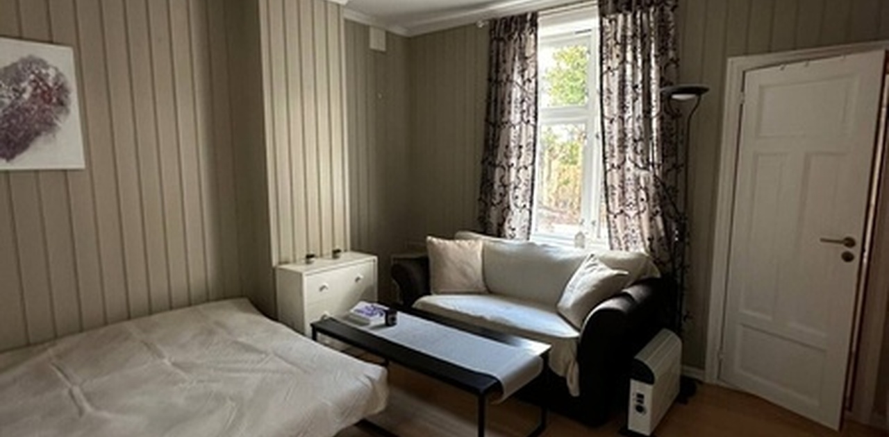 Stor oppholdsrom med forskjellige innredningsmuligheter.