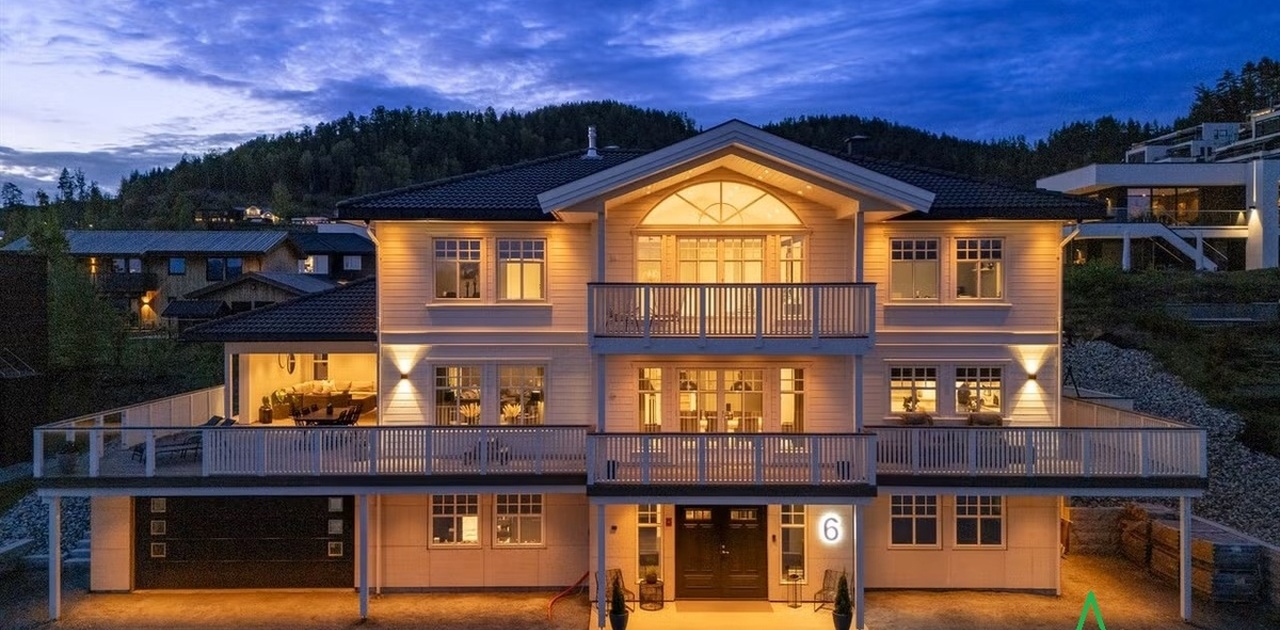 Inngangsparti vist med grønn pil. Det er planlagt å legge belegningsstein her sommeren 2026.