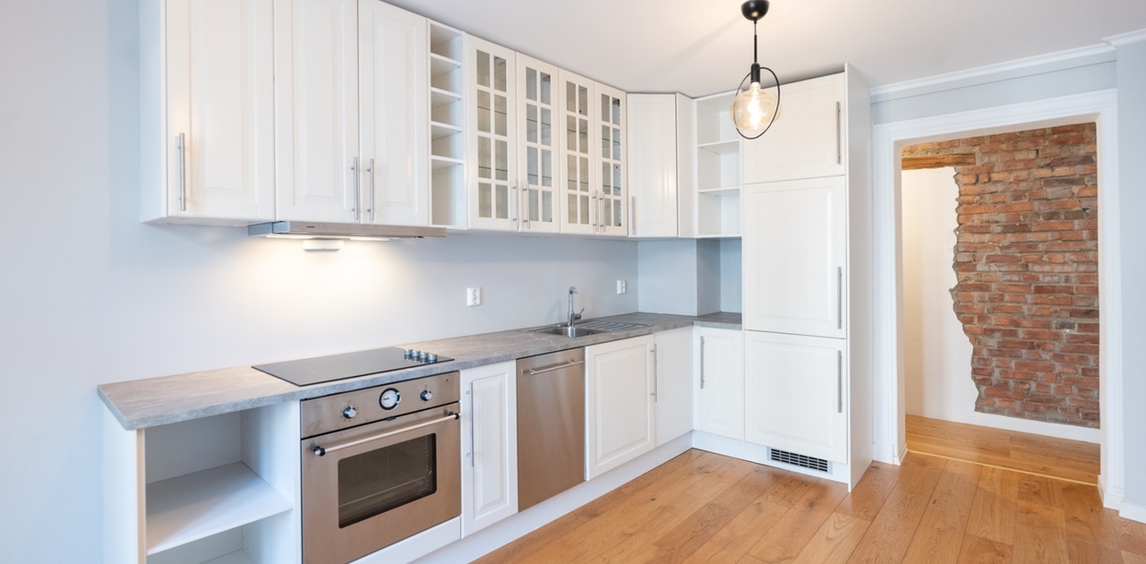 Kjøkken med integrerte hvitevarer og god skapplass.