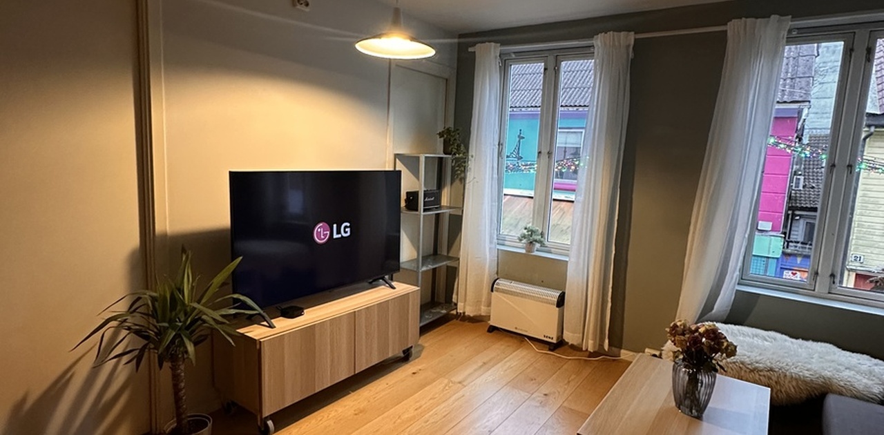 Stue med Smart TV og Tv benk