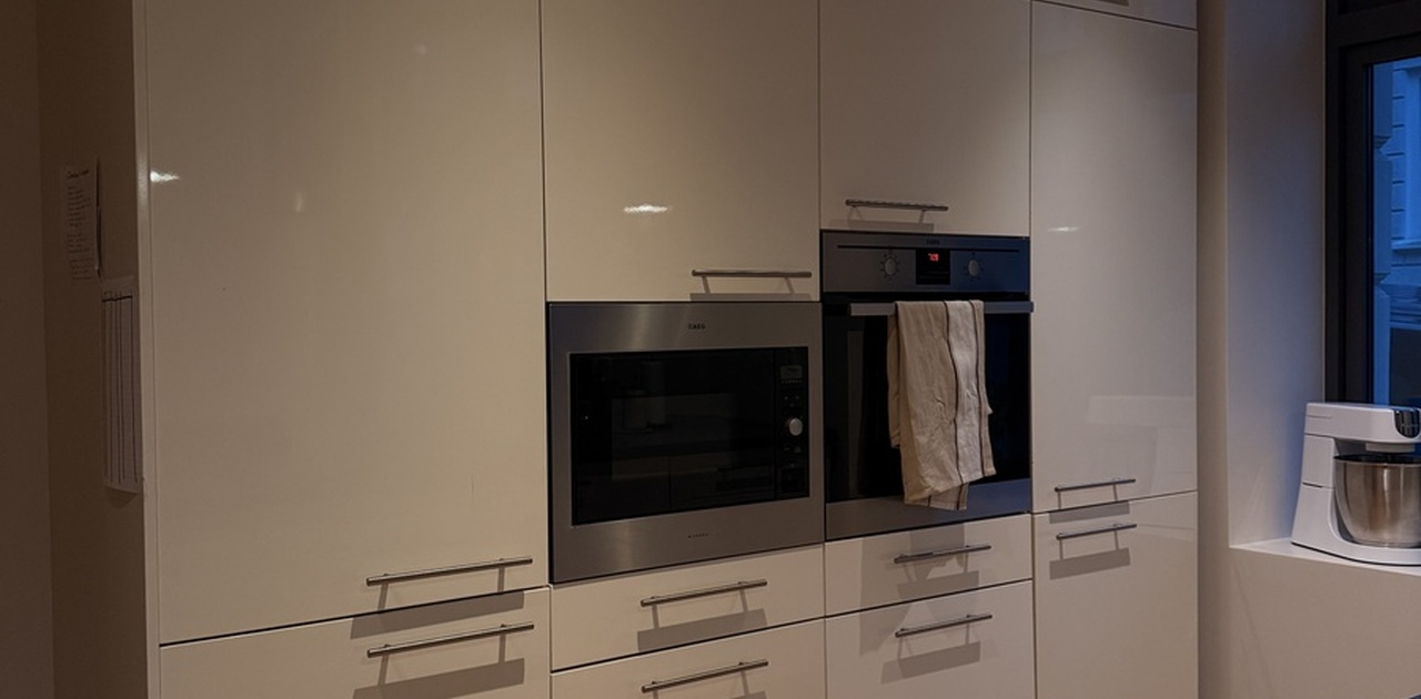 Kjøkken med to kjøleskap og fryser