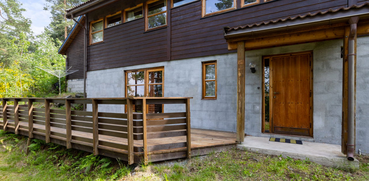 Leilighet på bakkeplan i førsteetasjen på enebolig.