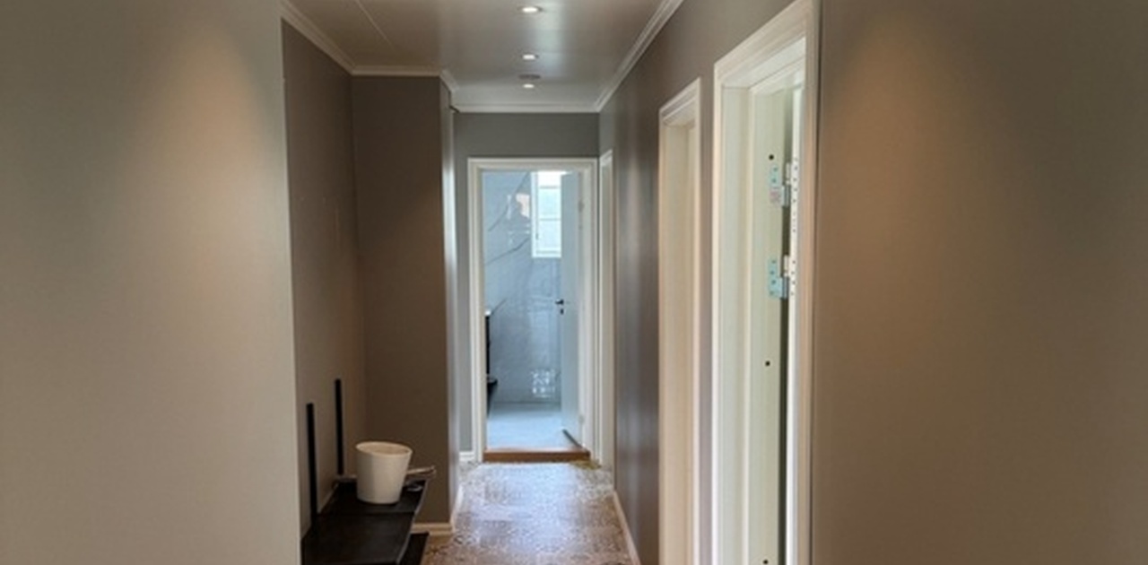 Gang som nå har jakke oppheng i tillegg.