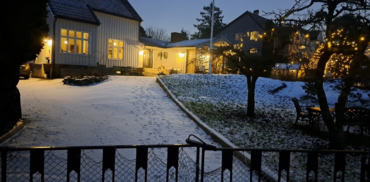 Huset uten i fra, Utleirene bor vegg til vegg med kollektivet