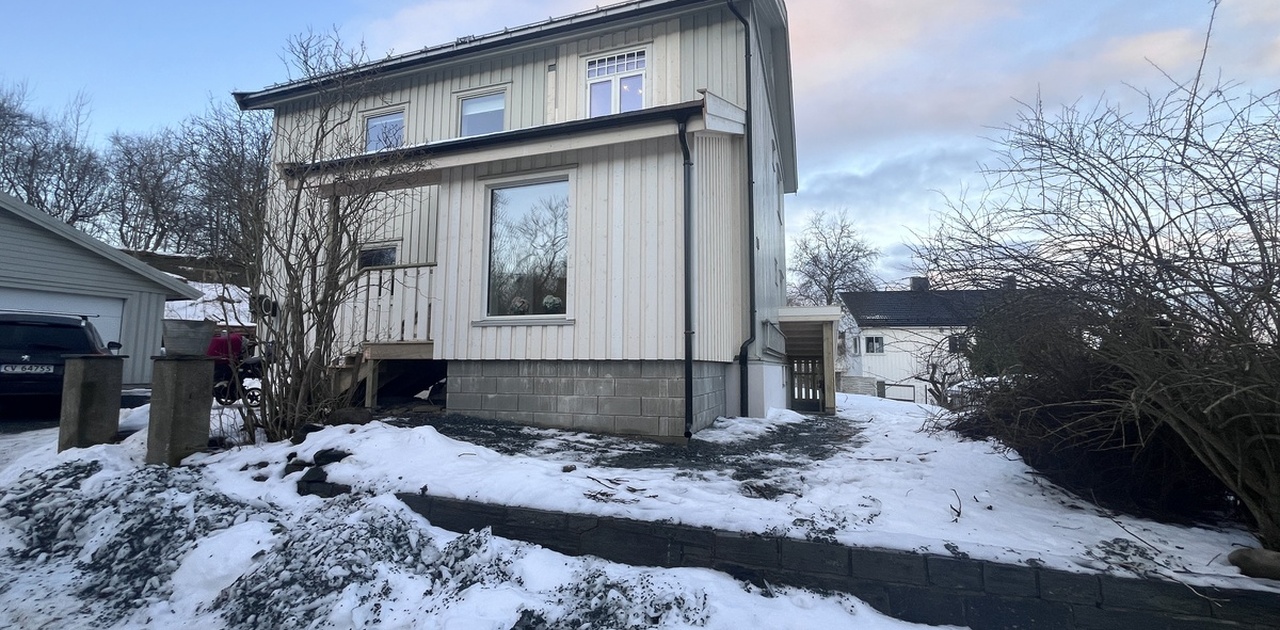 Hageareal utenfor og ved siden av trappa kan benyttes av leietakere.