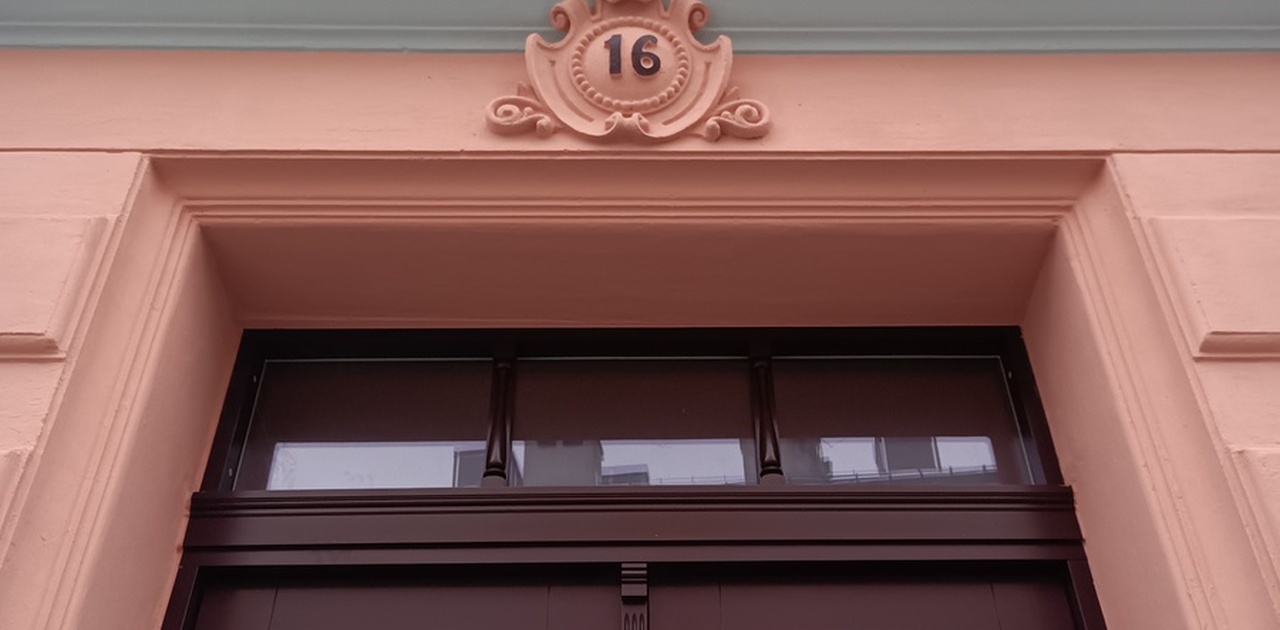 Beliggenhet i en rolig og trygg gate