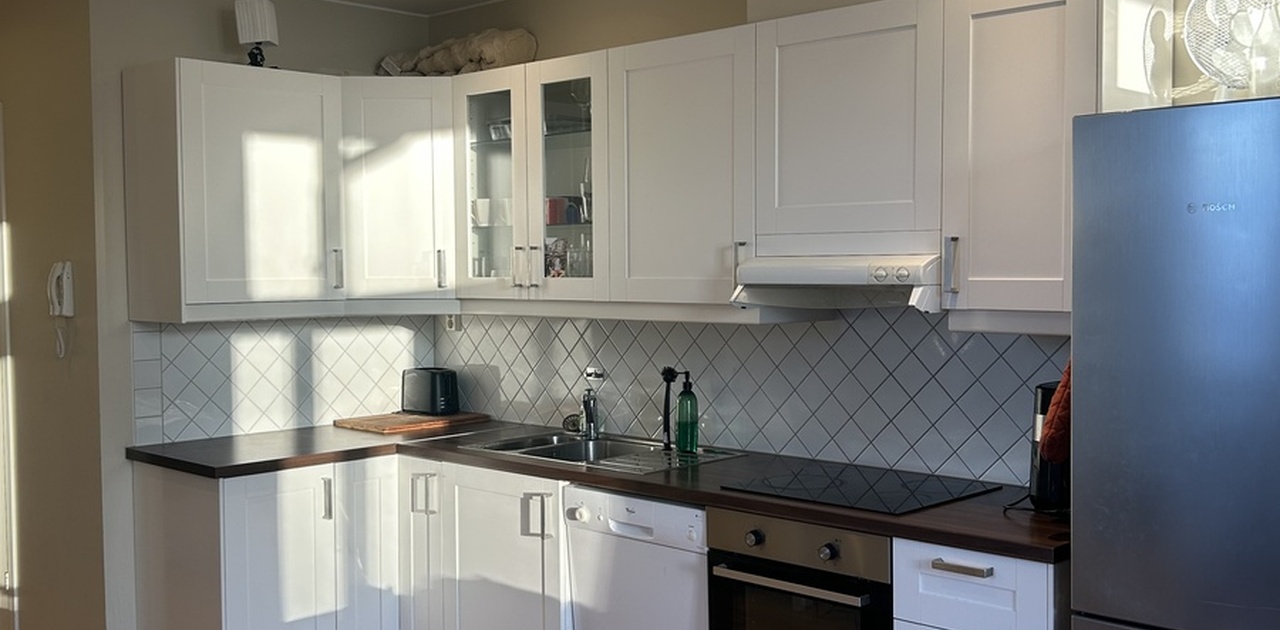 Kjøkken som byr på masse skap og benkeplass. Hvitevarer følger med!