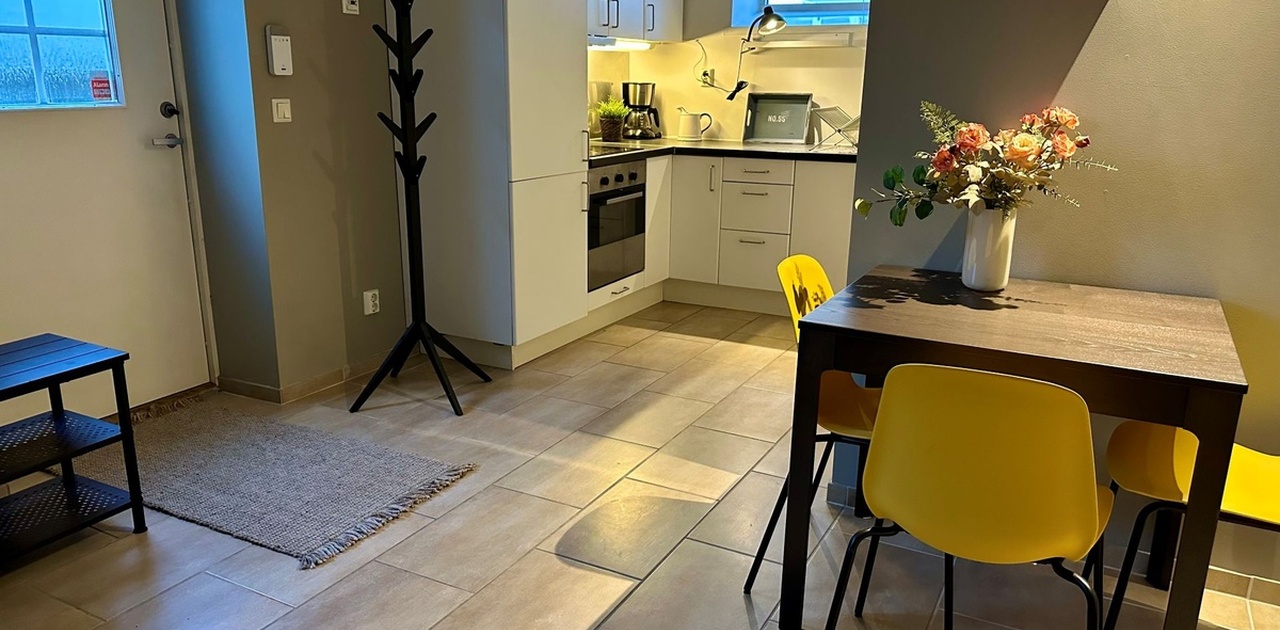 Leiligheten er lys og trivelig, har egen inngang og ligger i kjelleren. Åpen løsning med gang, kjøkken, stue, og et ekstra hjørne til pult, sittegruppe, kommode el.l. (kan avtales med utleier). Fliser med varmekabler.