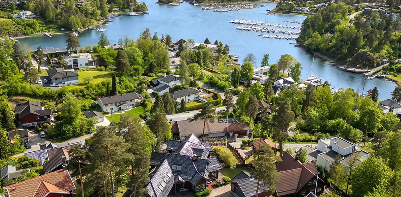 Hybelen har egen inngang og utsikt fra andre etasje.