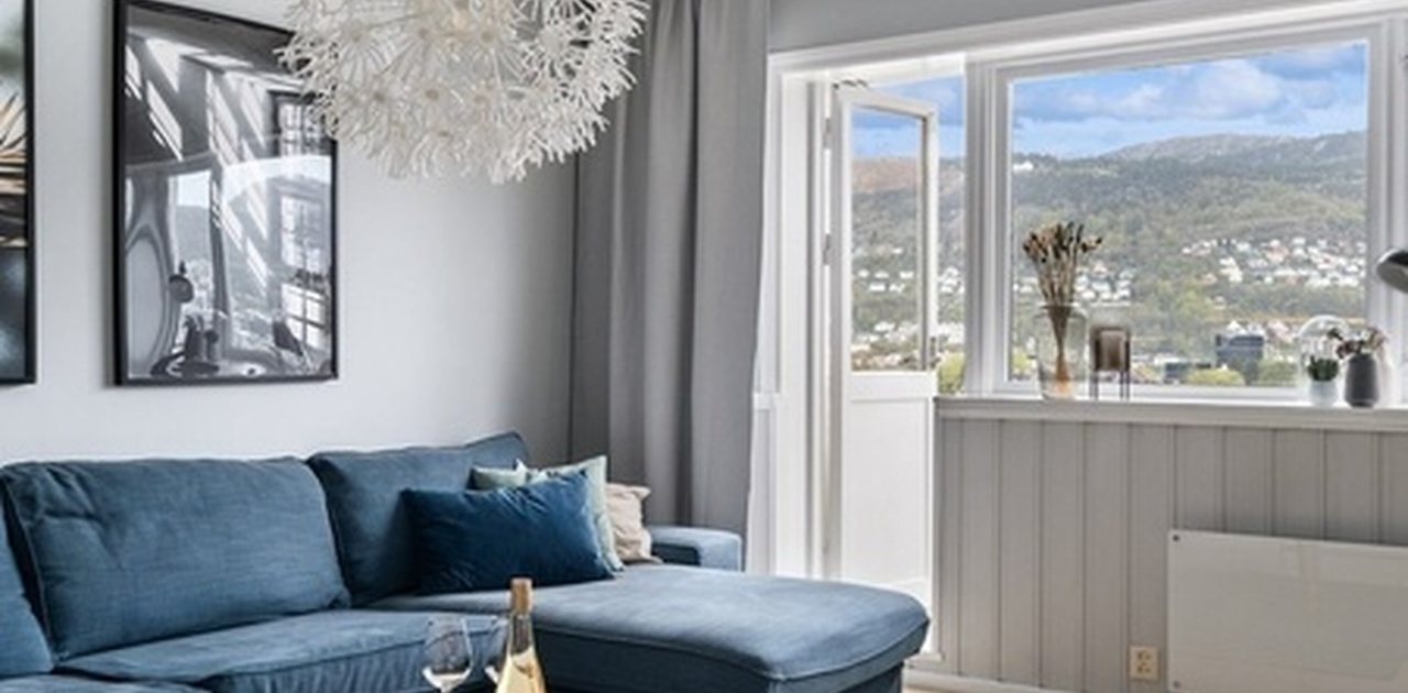 Stue med adkomst til balkong (Merk: Bilder er tatt før nåværende bebore flyttet inn, altså er pynten annerledes.i dag)