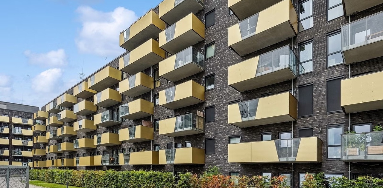 Fasade fra bakgård - sommer