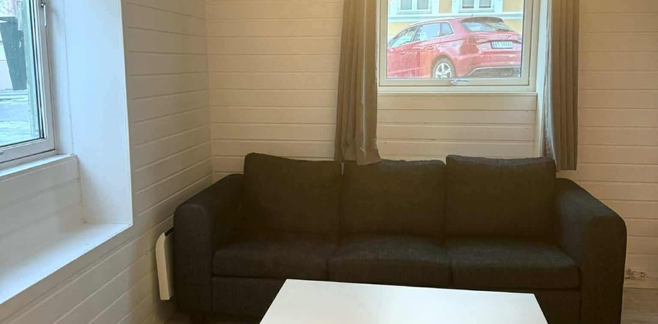 Stue. Store vinduer i sokkelen.