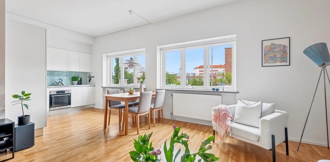 Høy 1. etasje. Rolig blindvei med Nordpolen skole (1.-10. trinn) like utenfor.