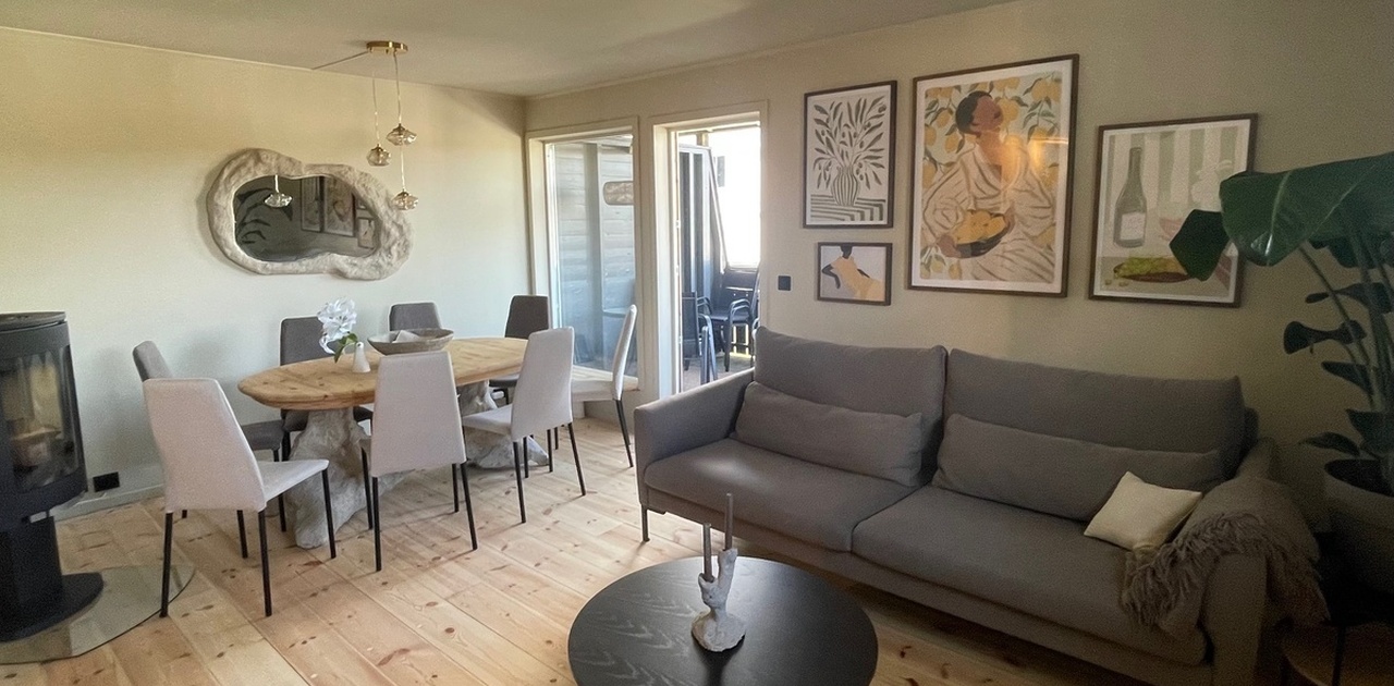 Stue og spisebord. TV er bak kameraet.