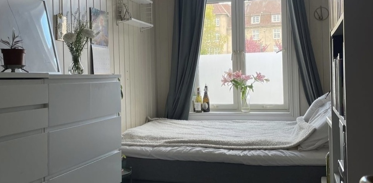 Bedroom when occupied (old photo)