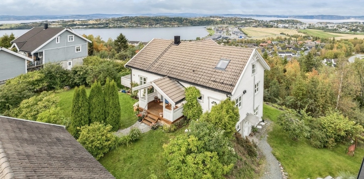 Egen sti fører til inngangen.