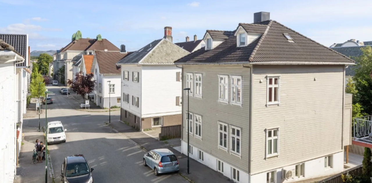 Koselig trehus på Storhaug. Leilighet over de to øverste etasjene.