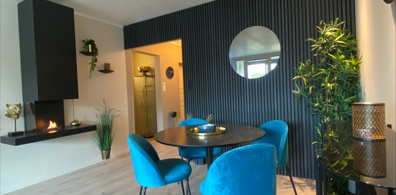 Stor og trivelig stue med ildsted