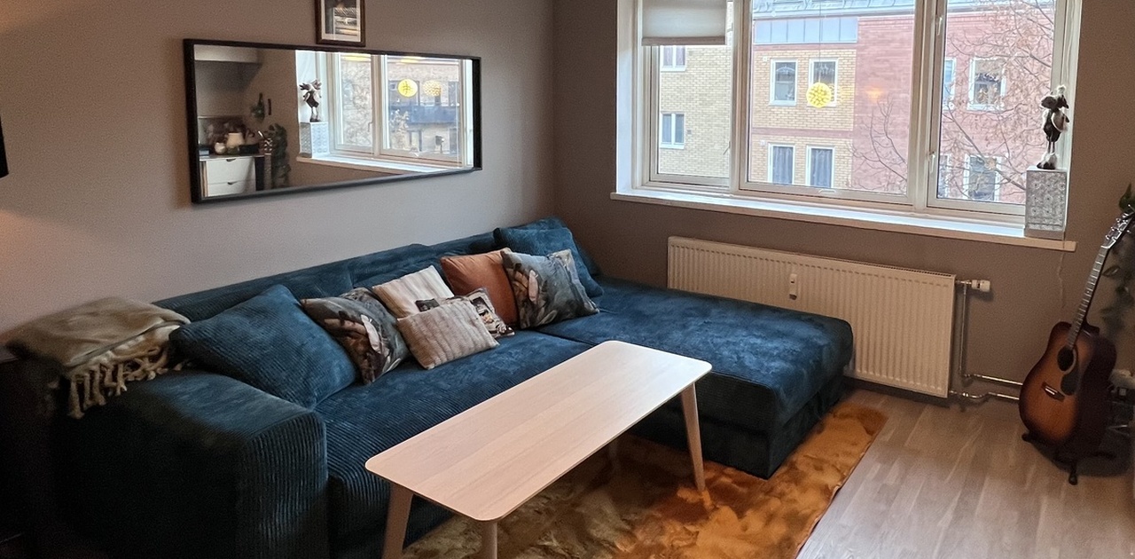 Velkommen til Jens Bjelkes Gate 82B! Leiligheten er utstyrt med en stor og behagelig sofa i stuen