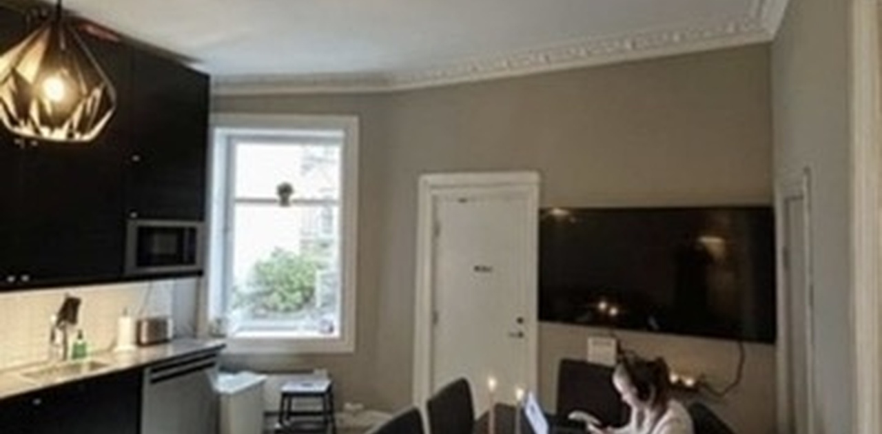 Kjøkken/stue med spisebord som kan forlenges