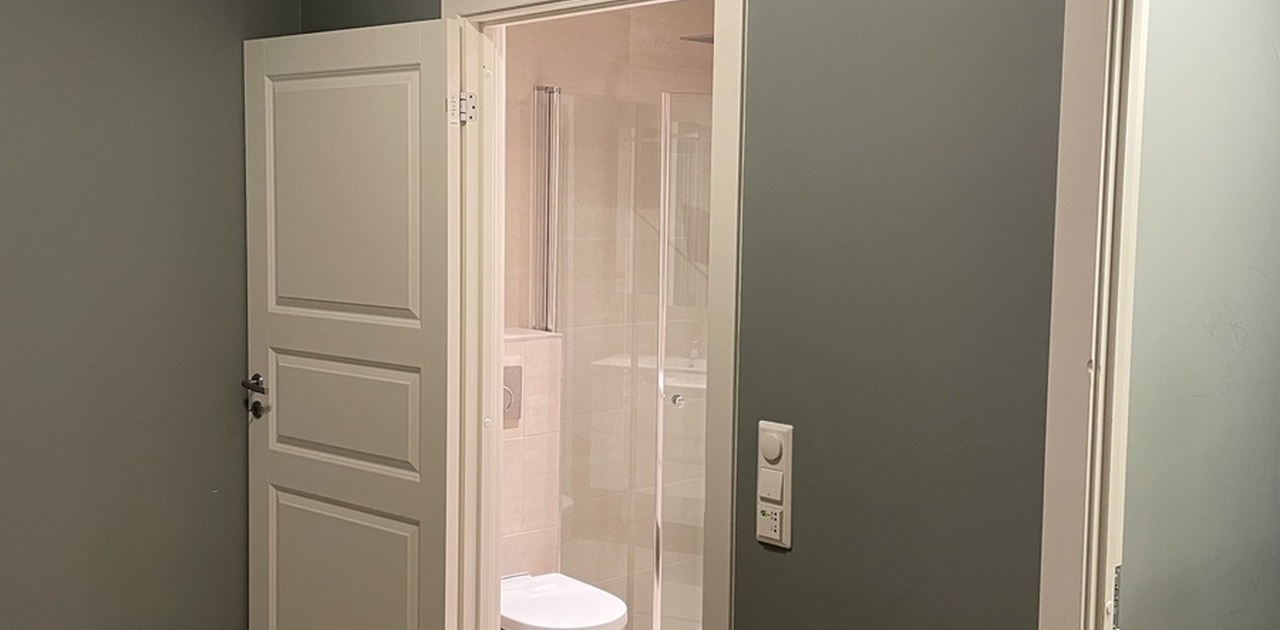 Soverom med inngang til bad