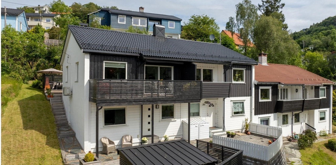 Enderekkehus med inngang til hybel