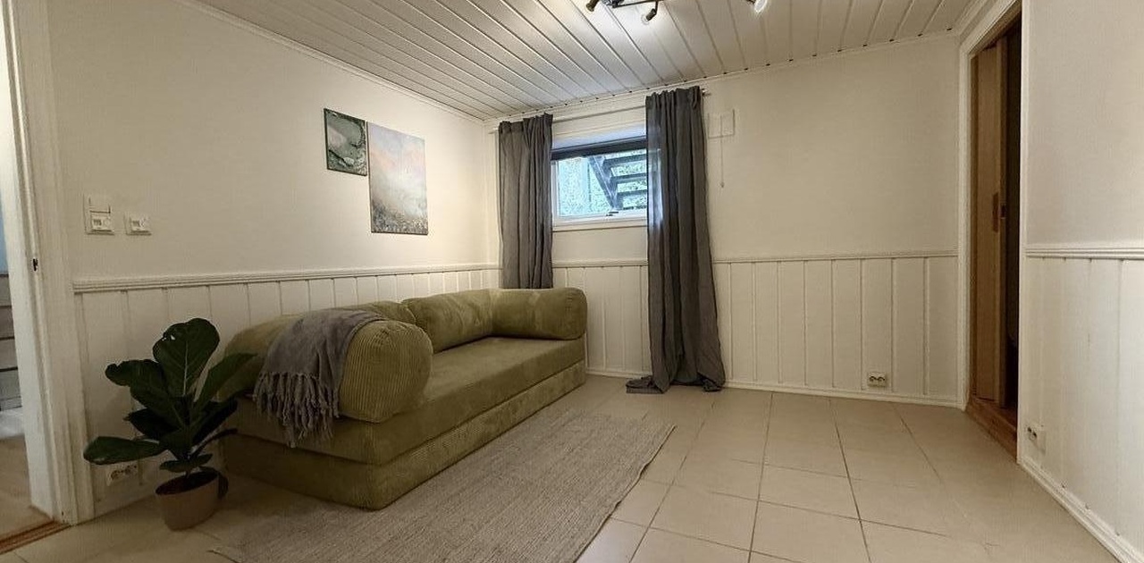 Stue med god mulighet til tv-krok eller spisestue.