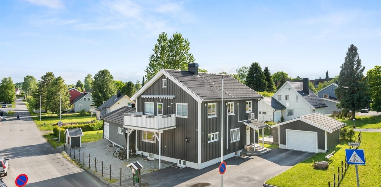 Velkommen til Bøgutua 1! Her finner du en flott totalrenovert 2-roms i hybel-delen som vil stå innflytningsklar til 01.03.2026.