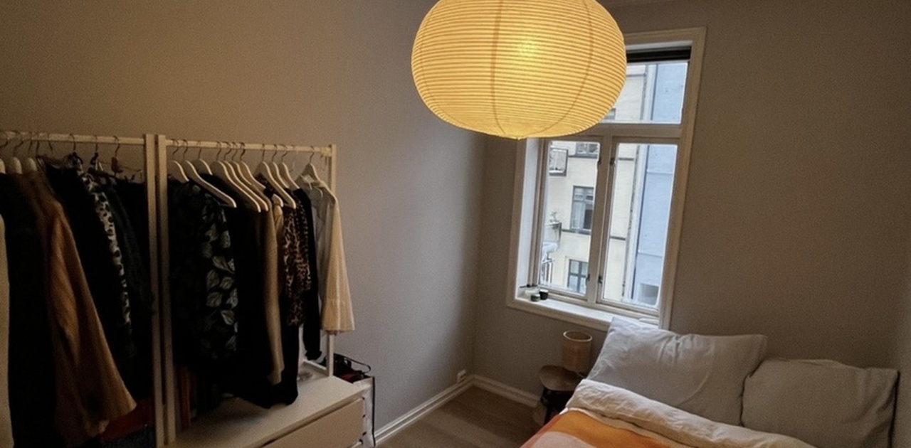 Soverommet er på 9 kvm, og har god plass til dobbeltseng, garderobeskap og pult