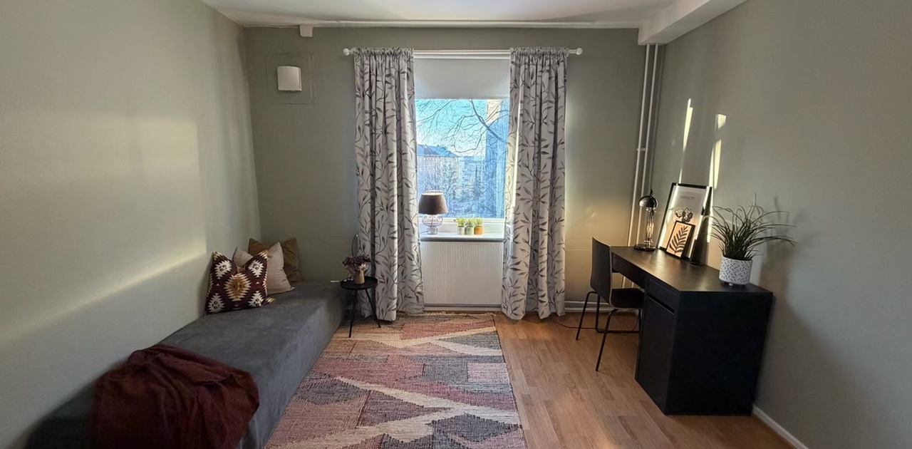 Rom 110 - 15,2 kvm - Pris kr 7.600 med alt inkl.(strøm, internett, varmtvann og vasking av bad og fellesareal en gang i uken). Rolig og avlukket område fritt for innsyn.