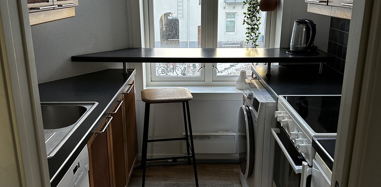 Kjøkkenet har egen skyvedør ut mot gangen