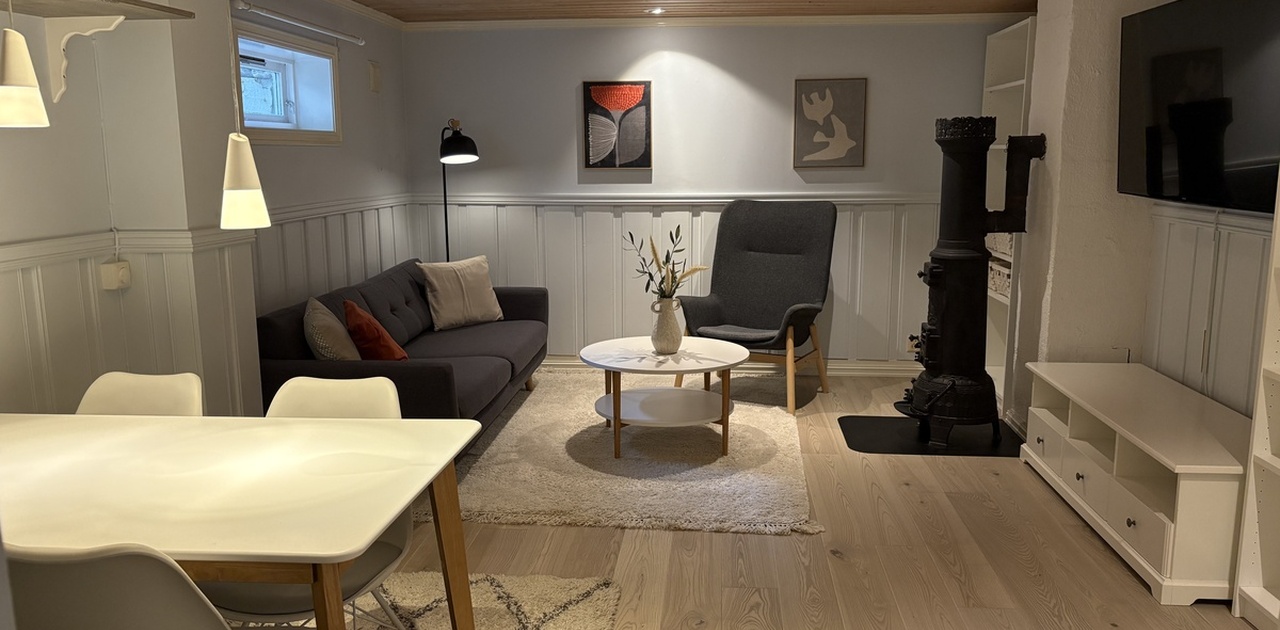 Romslig stue med spiseplass