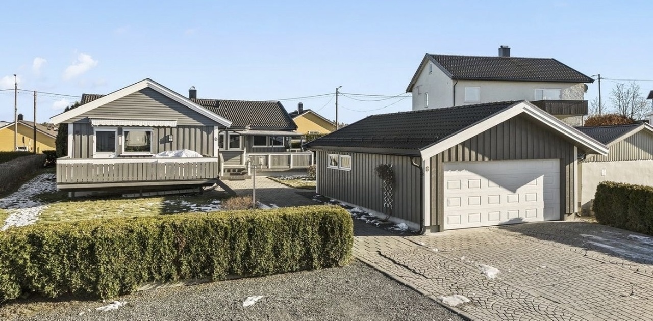 Parking høyre foran bolig. Forbeholdt en plass, men det er også mulig å parkere i gate og ved idrettsanlegg