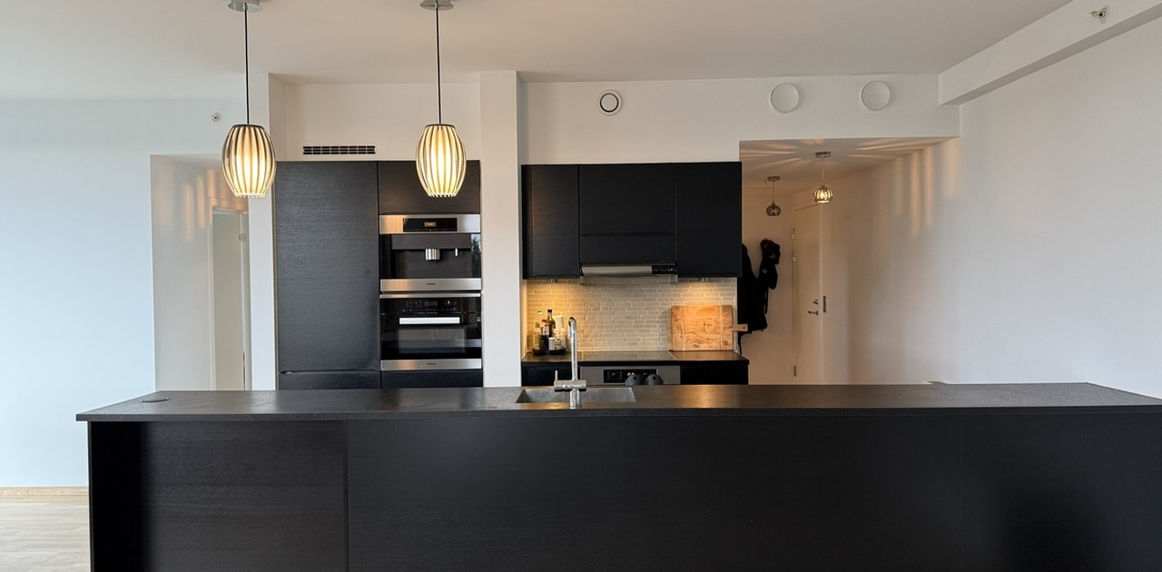 Integrert kjøkken med mye oppbevaringsplass