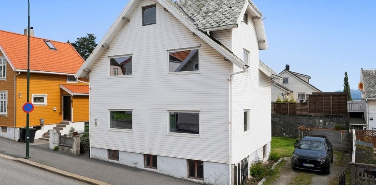 Fasade og parkering.