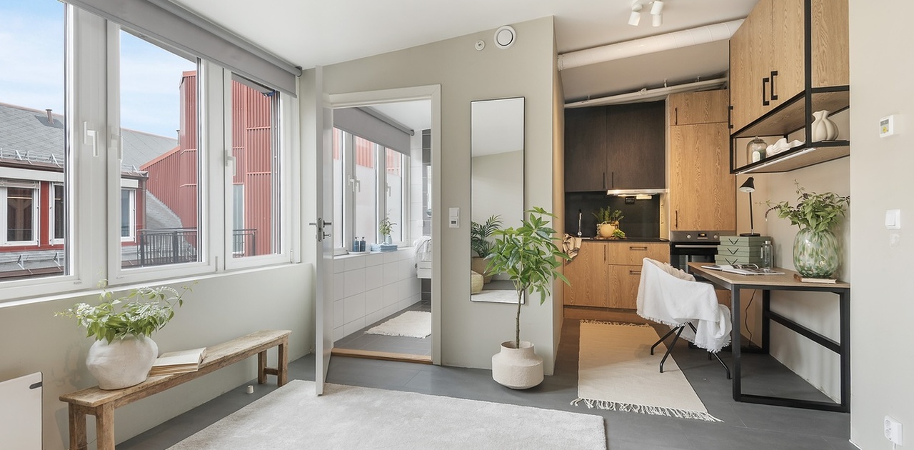 Premium Studio = litt mer space. Her bor du komfortabelt med plassbygd seng, kjøkken og et moderne bad. Alle rommene har godt med oppbevaring, skap, skuffer og hyller.