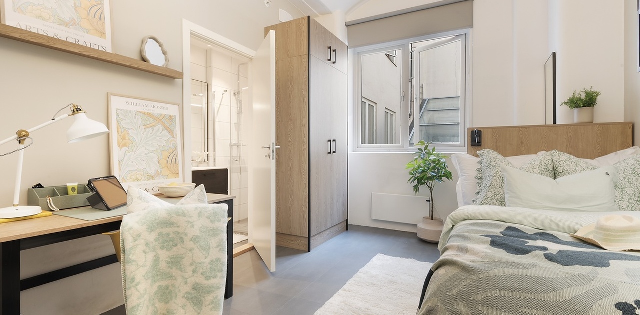 Dette er vår mest funksjonelle studio-leilighet. Her bor du smart med plassbygd seng, kjøkken og et moderne bad. Rommet har god oppbevaringsplass, skap, skuffer og hyller.