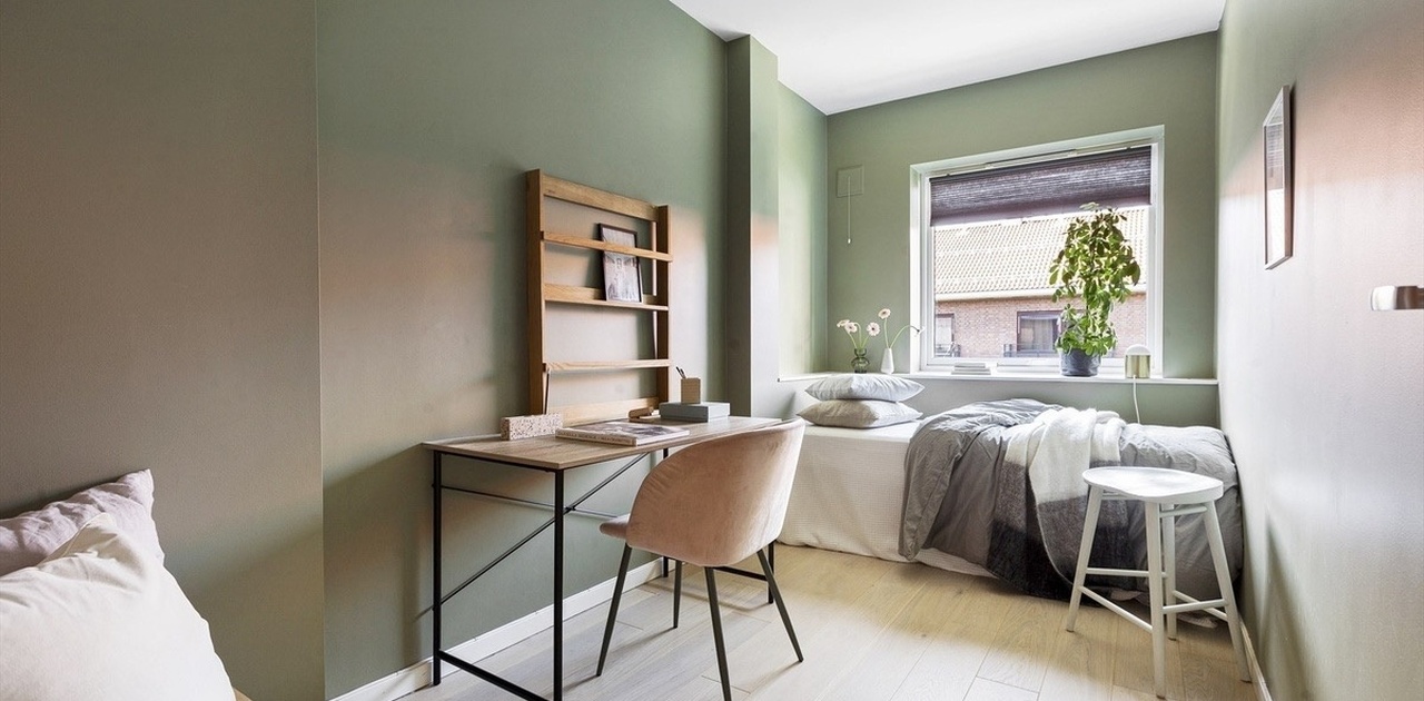 Rommet som leies ut. Seng som på bilde. Rommet har ikke skrivebord.