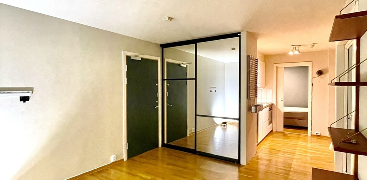 Stue med praktisk garderobeskap for klær og div.