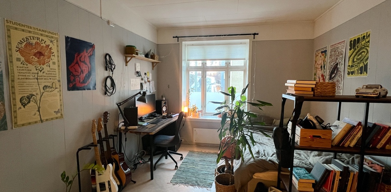 Stort rom med høyde under tak og mye lys