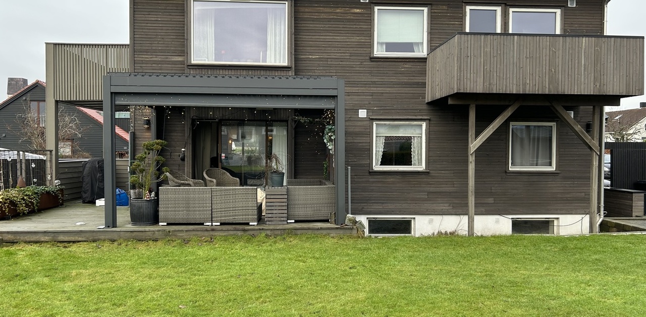 Bilde fra hage. 2 terrasser i 2 etasje