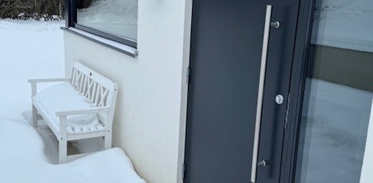 Inngangsparti med store vinduer