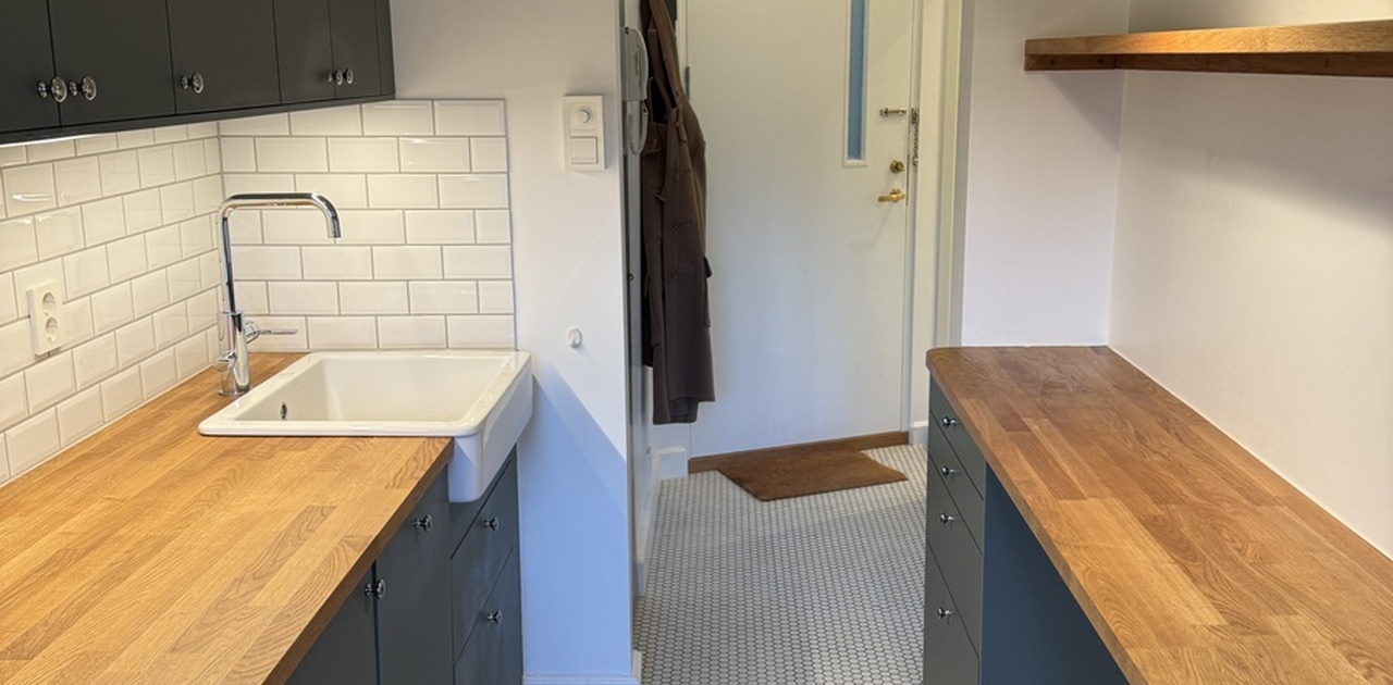 Kjøkken med hvitevarer